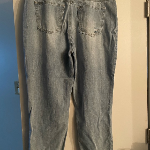 Light wash distressed jeans - Picture 2 of 2